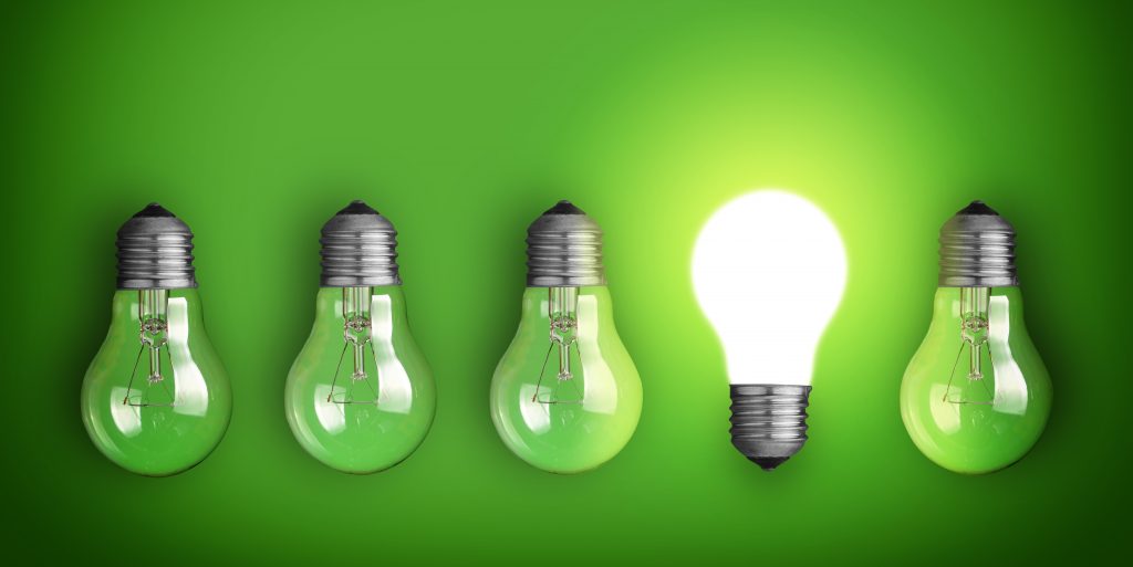 Symbolbild: 5 Glühbirnen vor grünem Hintergrund